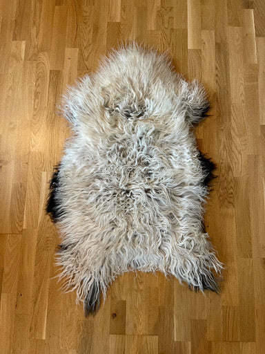 Schafsfell Weiß mit schwarzen Füßen