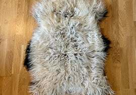 Schafsfell Weiß mit schwarzen Füßen